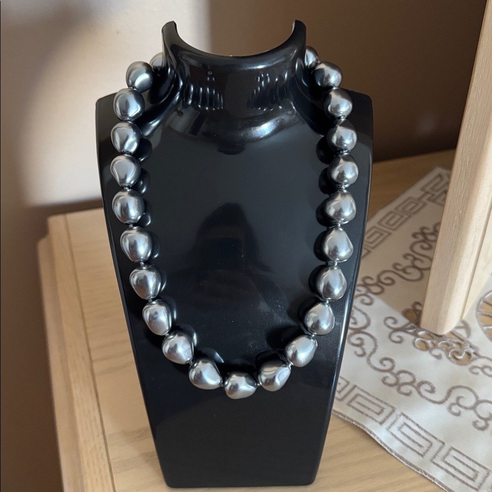 Elegant Black Pearl Necklace